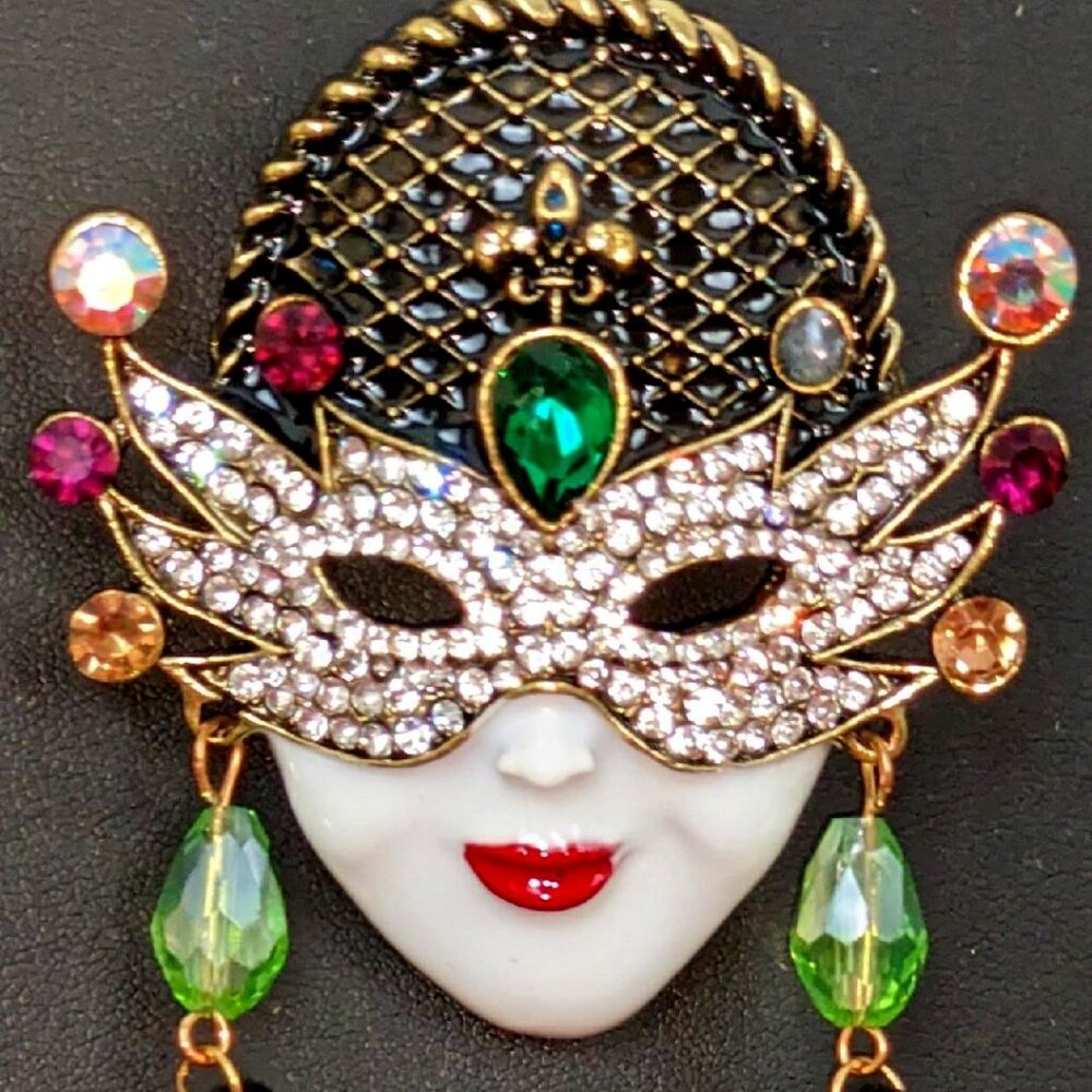 INTRIGUING MASK BROOCH